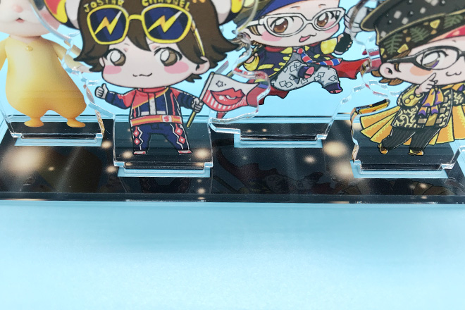 豪華な衣装の4人が輝くアクリルスタンド(プレートタイプ)