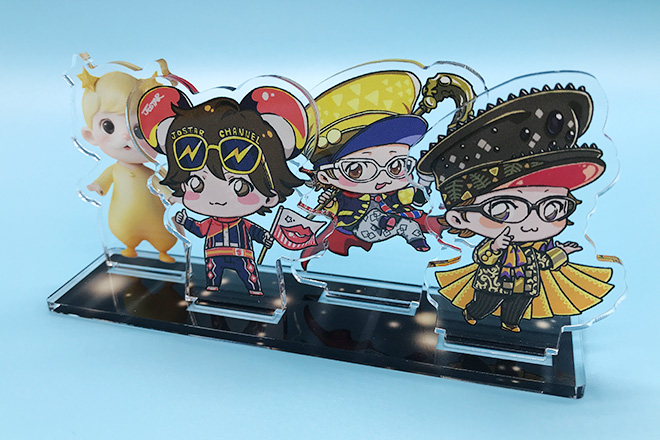 豪華な衣装の4人が輝くアクリルスタンド(プレートタイプ)