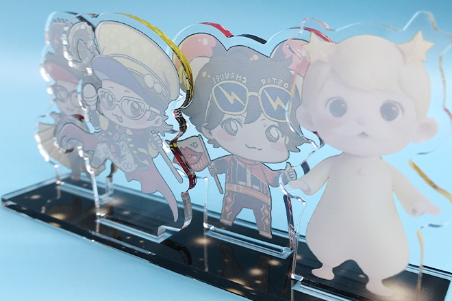 豪華な衣装の4人が輝くアクリルスタンド(プレートタイプ)