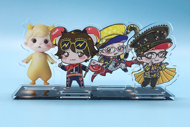 豪華な衣装の4人が輝くアクリルスタンド（プレートタイプ）