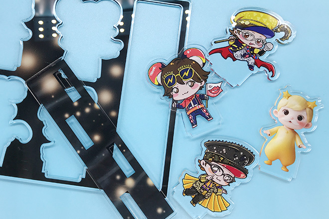 豪華な衣装の4人が輝くアクリルスタンド（プレートタイプ）