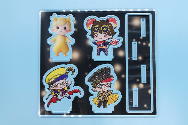 豪華な衣装の4人が輝くアクリルスタンド(プレートタイプ)