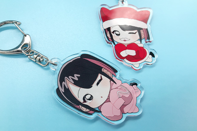 ピンクジャージとサンタ衣装がかわいいアクリルキーホルダー
