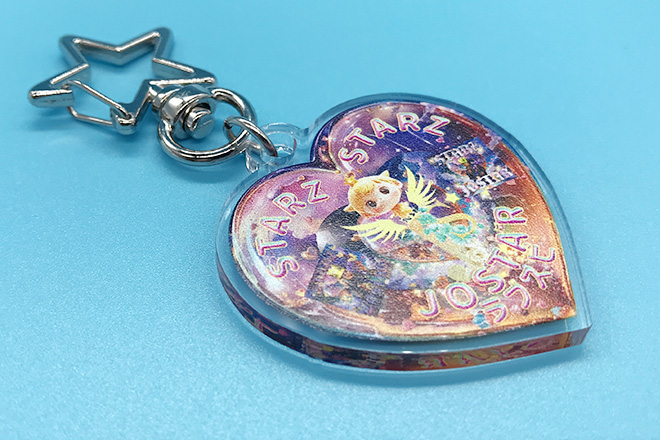 羽がきらめくキャラクターとゴージャスな背景のアクリルキーホルダー