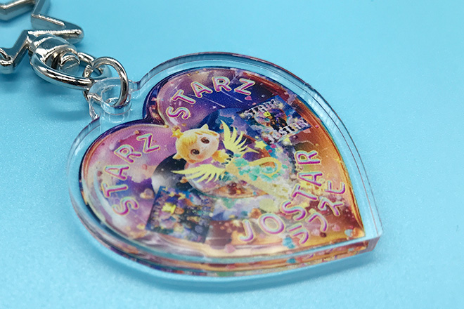 羽がきらめくキャラクターとゴージャスな背景のアクリルキーホルダー