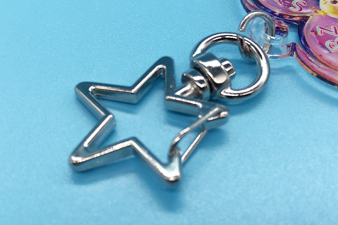 羽がきらめくキャラクターとゴージャスな背景のアクリルキーホルダー