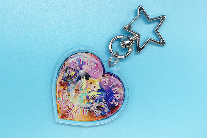 羽がきらめくキャラクターとゴージャスな背景のアクリルキーホルダー