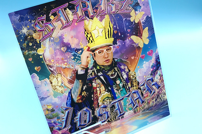 王冠と鮮やかな彩りが輝くアクリルスマホスタンド