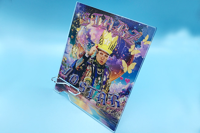 王冠と鮮やかな彩りが輝くアクリルスマホスタンド