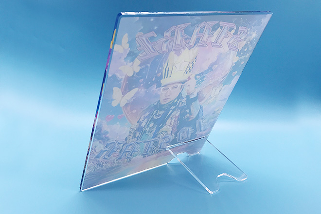 王冠と鮮やかな彩りが輝くアクリルスマホスタンド