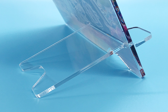 王冠と鮮やかな彩りが輝くアクリルスマホスタンド