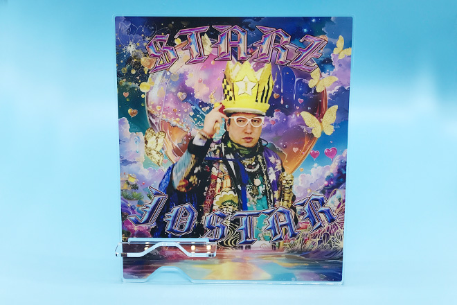 王冠と鮮やかな彩りが輝くアクリルスマホスタンド