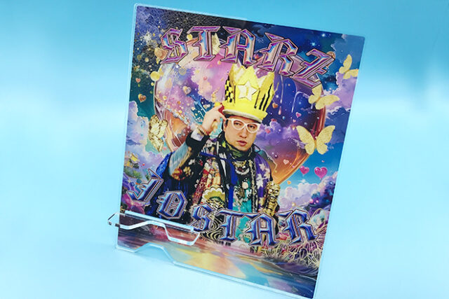 王冠と鮮やかな彩りが輝くアクリルスマホスタンド