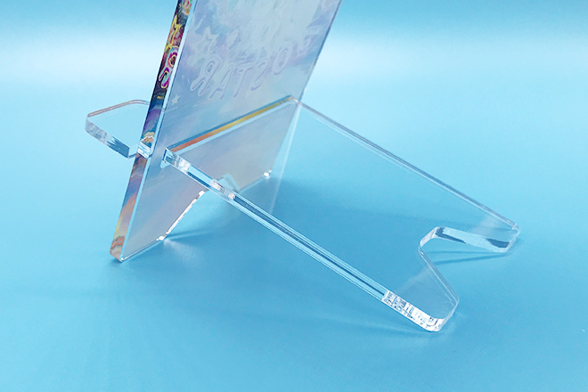 異空間に輝くちびキャラのアクリルスマホスタンド