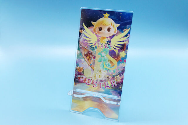 異空間に輝くちびキャラのアクリルスマホスタンド