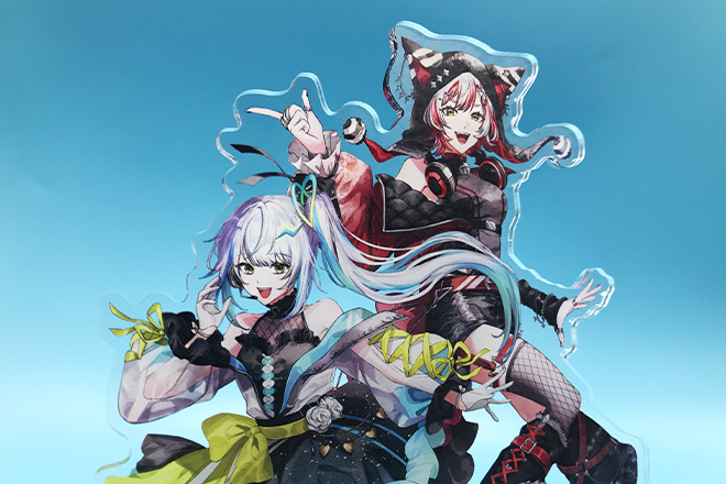 華やかな衣装の二人が舞うアクリルスタンド(プレートタイプ)