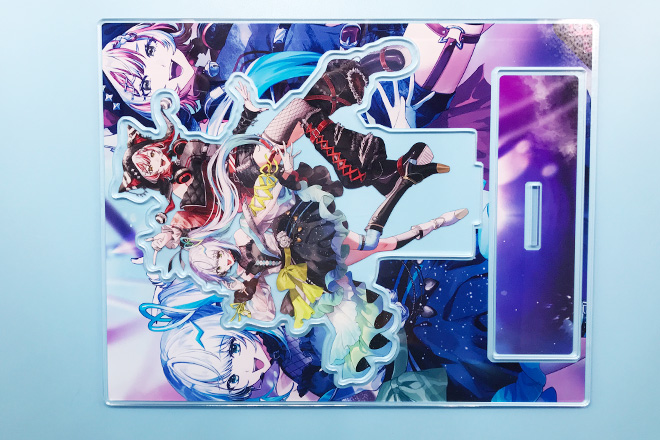 華やかな衣装の二人が舞うアクリルスタンド(プレートタイプ)