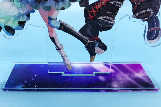 華やかな衣装の二人が舞うアクリルスタンド(プレートタイプ)