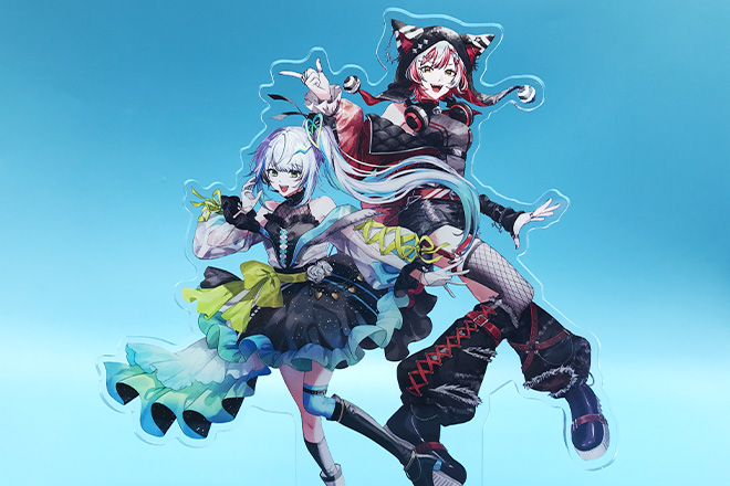 華やかな衣装の二人が舞うアクリルスタンド(プレートタイプ)