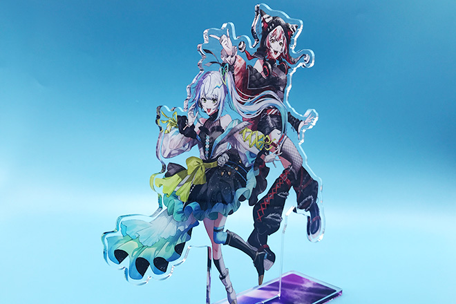 華やかな衣装の二人が舞うアクリルスタンド(プレートタイプ)