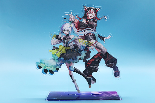 華やかな衣装の二人が舞うアクリルスタンド(プレートタイプ)