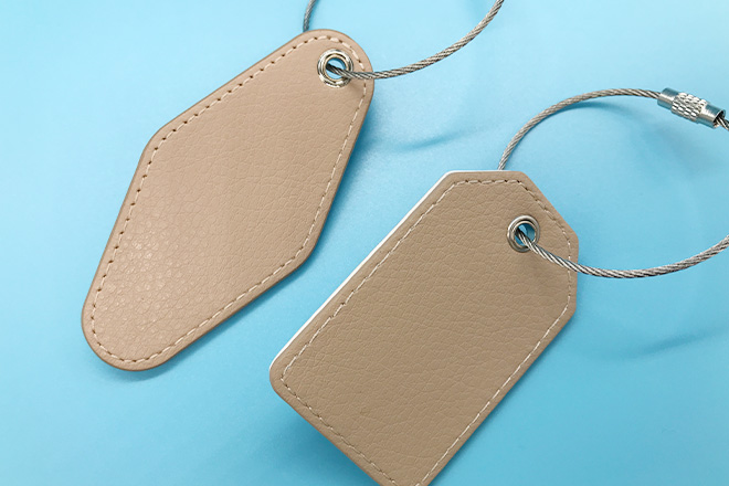 丸みのあるイラストがかわいいPUレザーキーホルダー