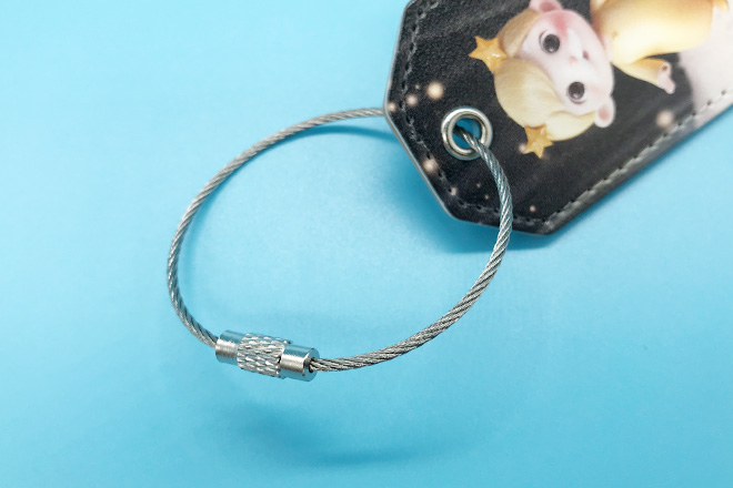 丸みのあるイラストがかわいいPUレザーキーホルダー