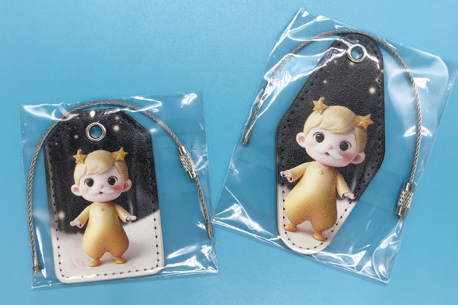 丸みのあるイラストがかわいいPUレザーキーホルダー