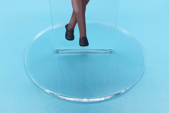 女の子の流し目ポーズが絵になるアクリルスタンド