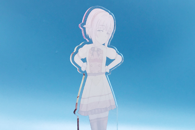 女の子の流し目ポーズが絵になるアクリルスタンド