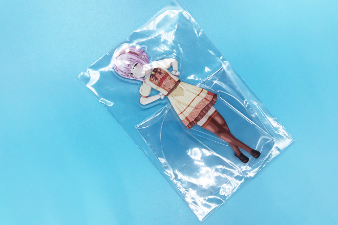 女の子の流し目ポーズが絵になるアクリルスタンド