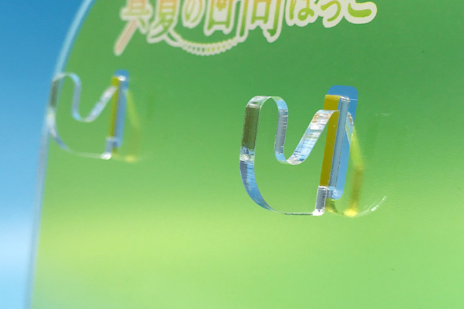 半透明のイエローが優しく彩るアクリルフックスタンド