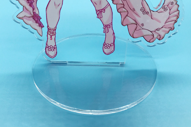 笑顔あふれるピンクドレスの歌姫アクリルスタンド