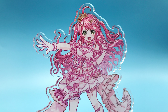 笑顔あふれるピンクドレスの歌姫アクリルスタンド