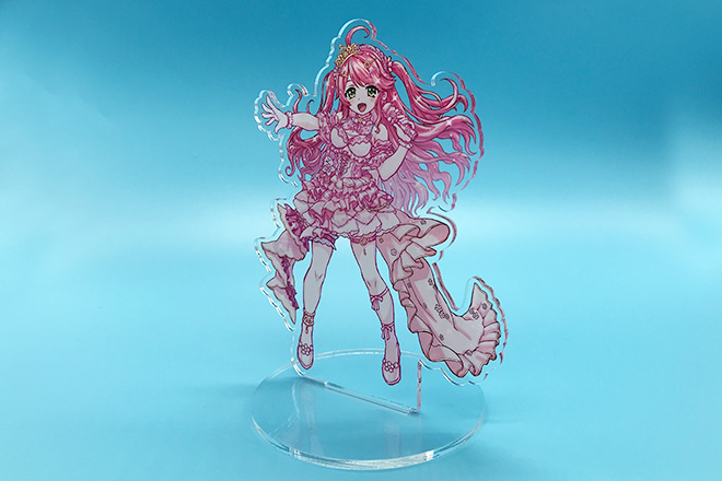 笑顔あふれるピンクドレスの歌姫アクリルスタンド