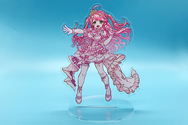 笑顔あふれるピンクドレスの歌姫アクリルスタンド