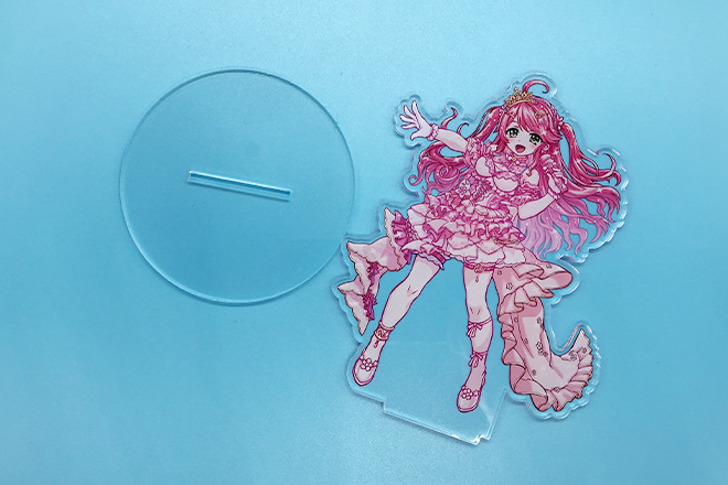 笑顔あふれるピンクドレスの歌姫アクリルスタンド