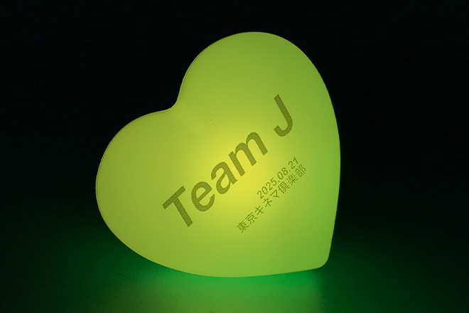 水色の文字がくっきり映えるハート型リングライト