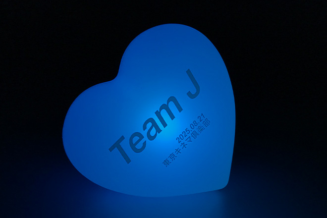 水色の文字がくっきり映えるハート型リングライト