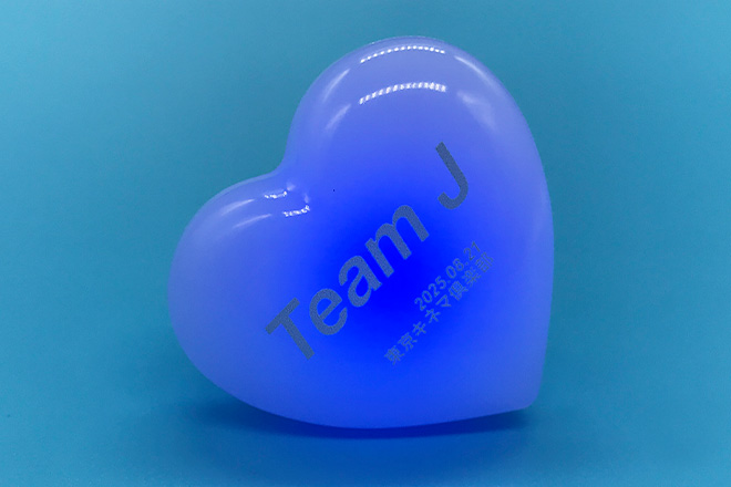 水色の文字がくっきり映えるハート型リングライト