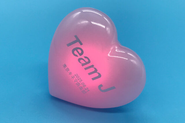 水色の文字がくっきり映えるハート型リングライト