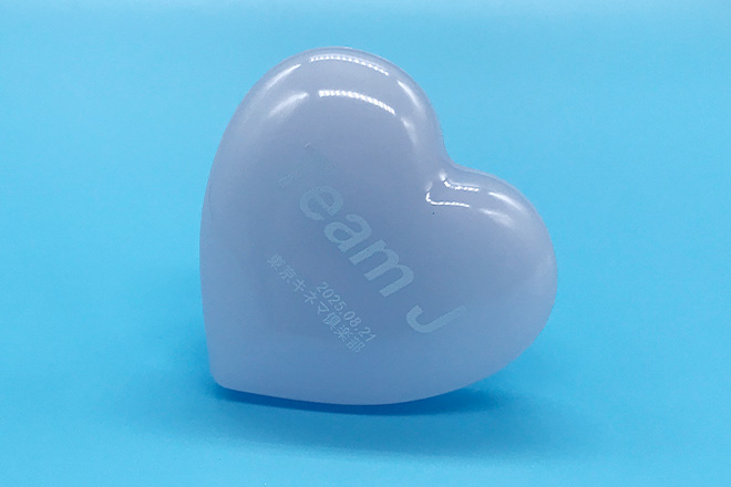 水色の文字がくっきり映えるハート型リングライト