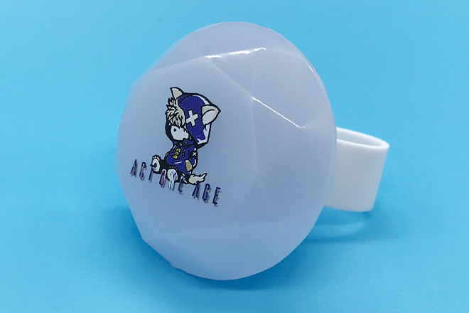 ブルーパーカーのキャラがカラフルに輝くリングライト