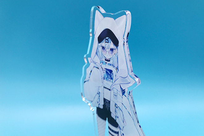 青と白が爽やかに調和するアクリルスタンド(プレートタイプ)