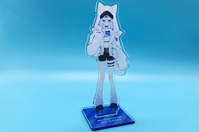 青と白が爽やかに調和するアクリルスタンド(プレートタイプ)