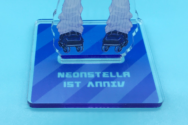 青と白が爽やかに調和するアクリルスタンド(プレートタイプ)