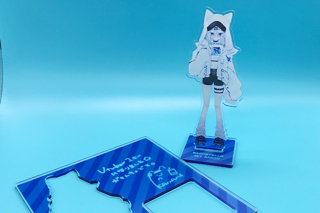 青と白が爽やかに調和するアクリルスタンド(プレートタイプ)