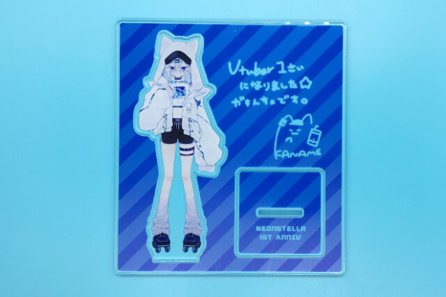 青と白が爽やかに調和するアクリルスタンド（プレートタイプ）