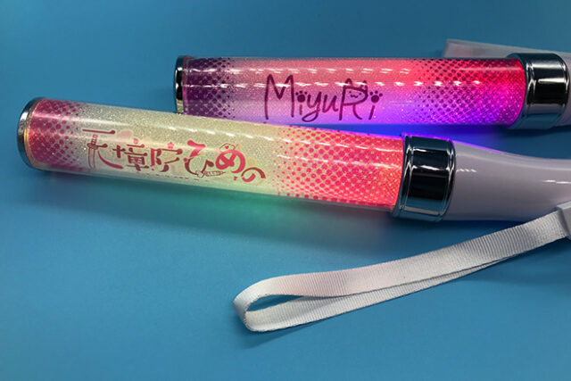 紫とピンクの文字が美しく輝くスティック型ペンライト