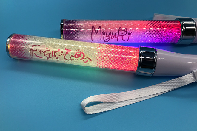 紫とピンクの文字が美しく輝くスティック型ペンライト